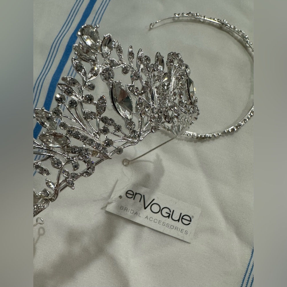 En Vogue Bridal or Quinceanera Tiara NWT